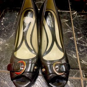 brand Naturalizer , black color